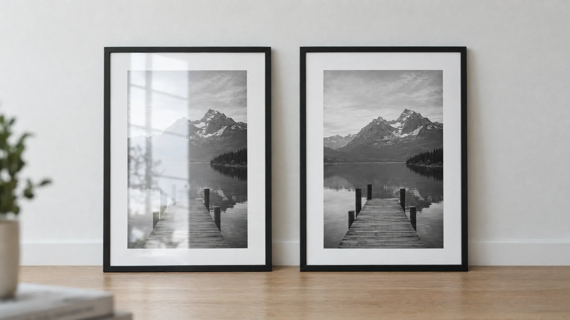 To like innrammede bilder side om side, det ene med tydelig speiling i glasset